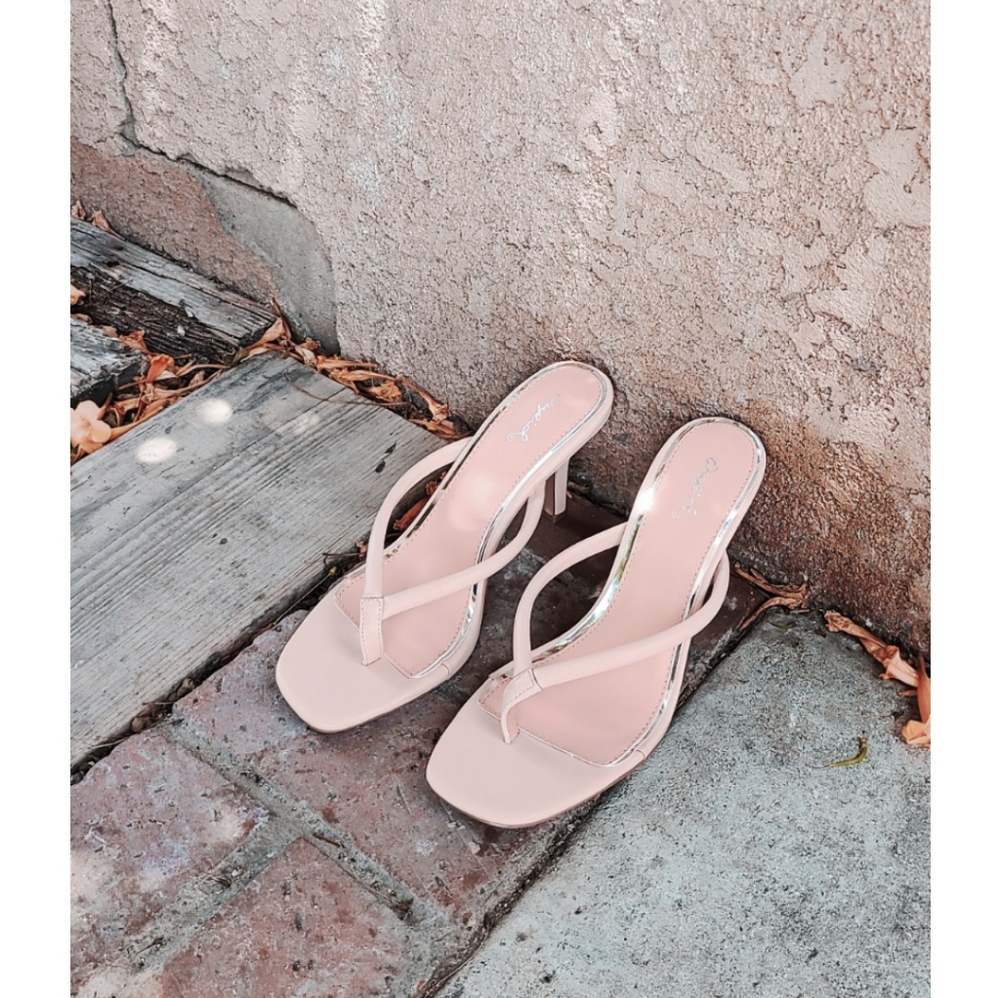 π¨LAST CHANCE//Nude thong Sandal - Picture 3 of 3